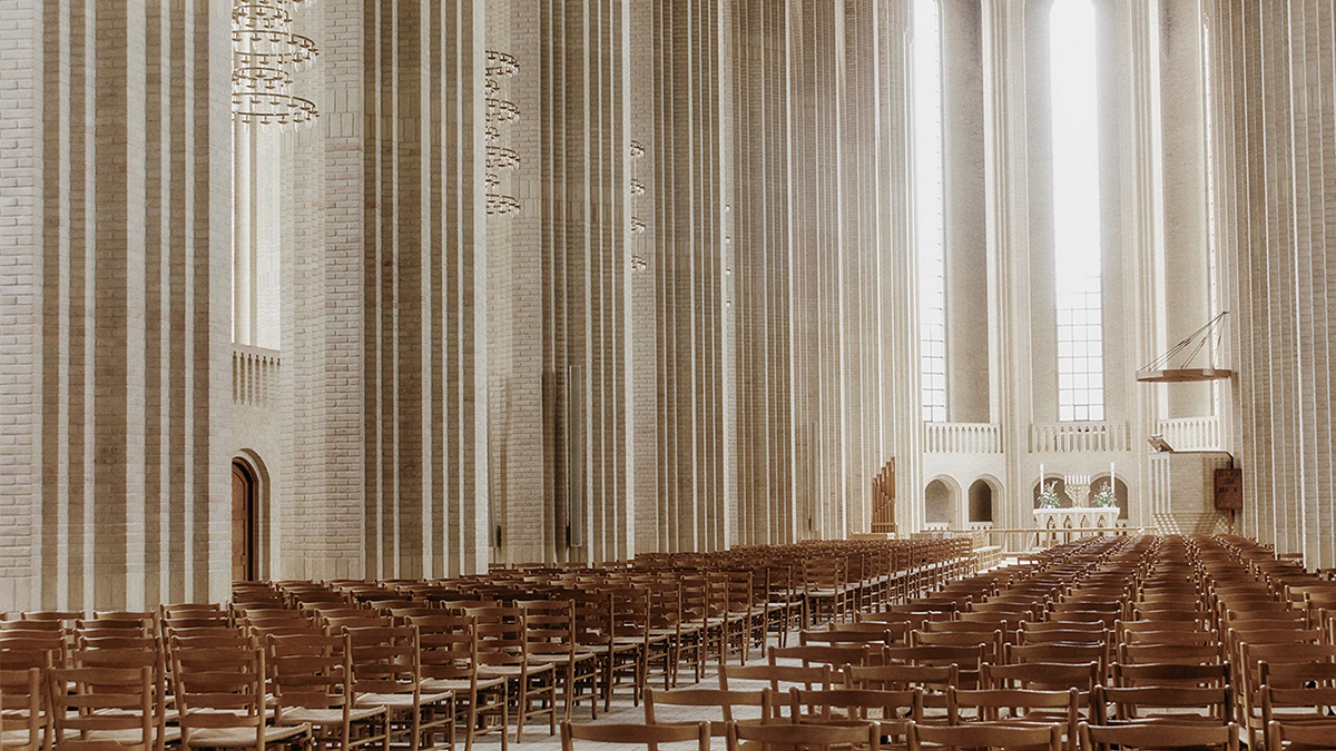 How to Use Chapel Seating to Create a Reverent Atmosphere Image